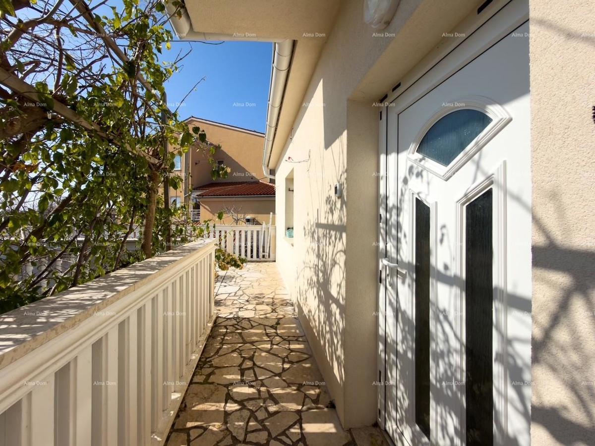 Ližnjan, urejena in popolnoma opremljena hiša z garažo in kletjo