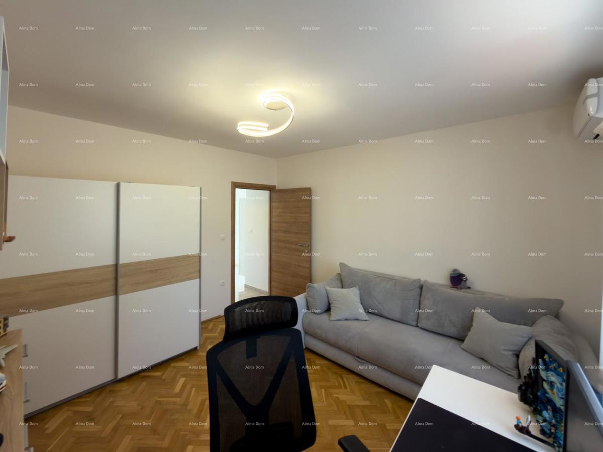 Ližnjan, urejena in popolnoma opremljena hiša z garažo in kletjo