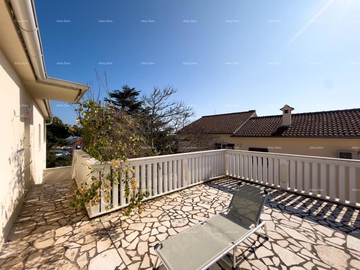 Ližnjan, urejena in popolnoma opremljena hiša z garažo in kletjo