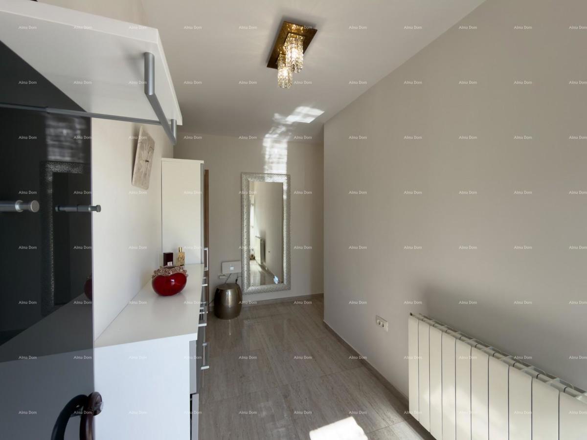 Ližnjan, urejena in popolnoma opremljena hiša z garažo in kletjo