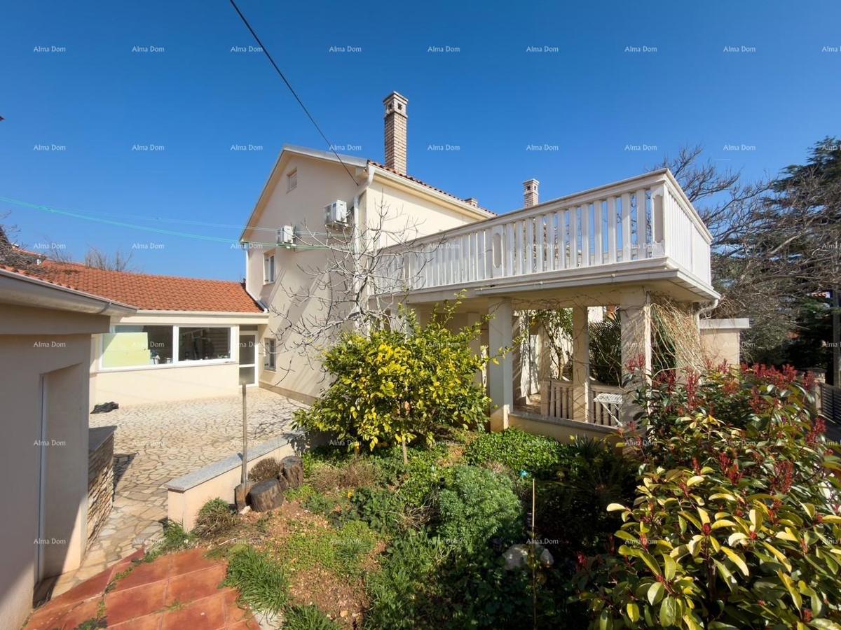 Ližnjan, urejena in popolnoma opremljena hiša z garažo in kletjo