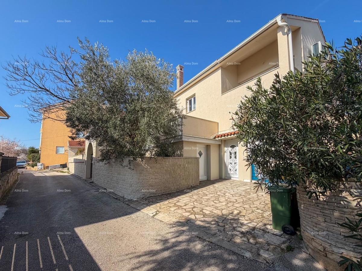 Ližnjan, urejena in popolnoma opremljena hiša z garažo in kletjo