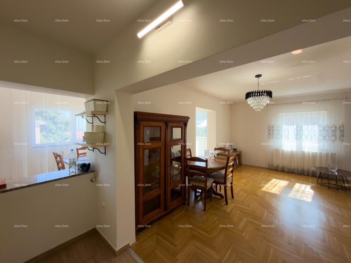 Ližnjan, urejena in popolnoma opremljena hiša z garažo in kletjo