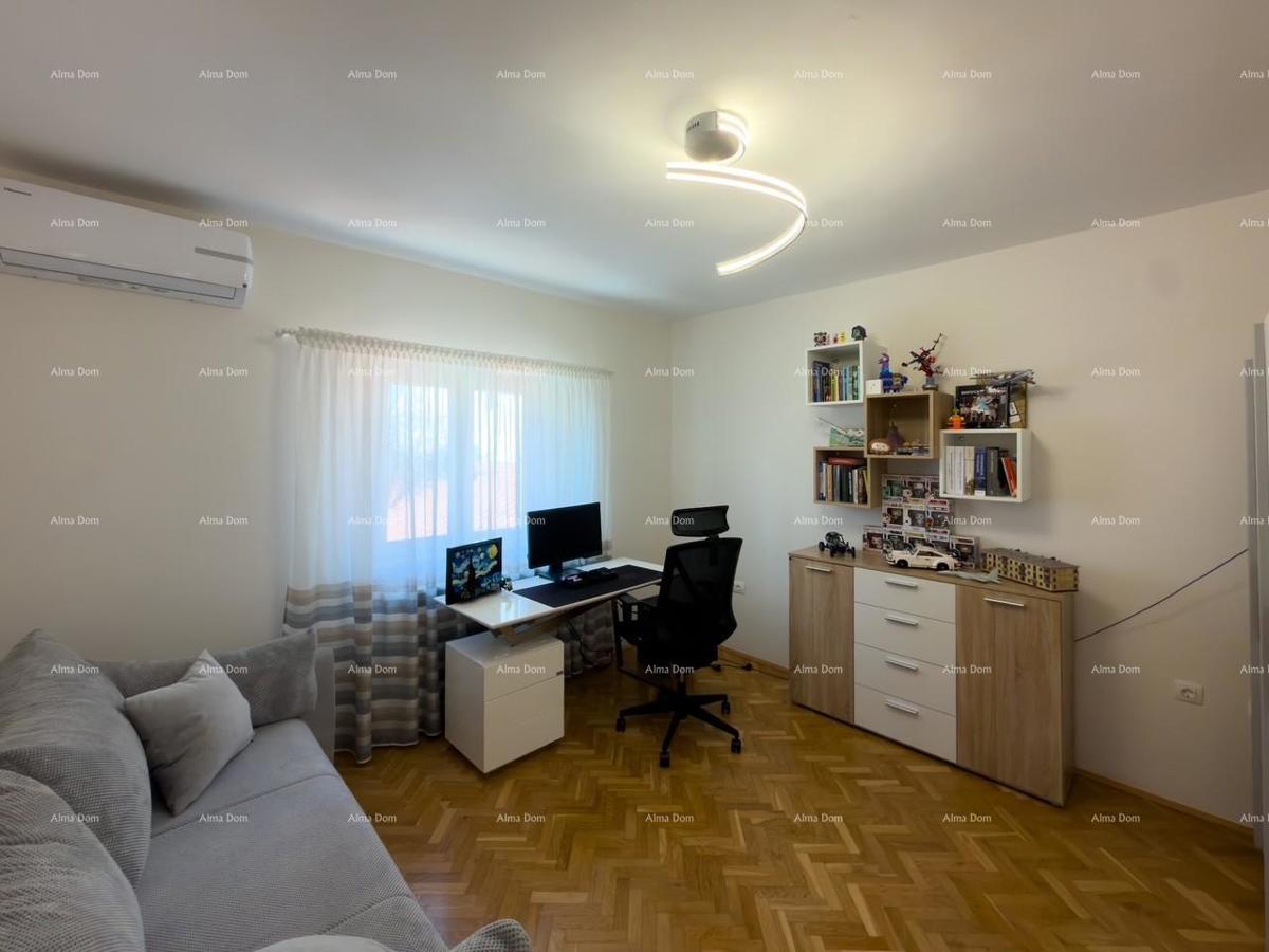 Ližnjan, urejena in popolnoma opremljena hiša z garažo in kletjo