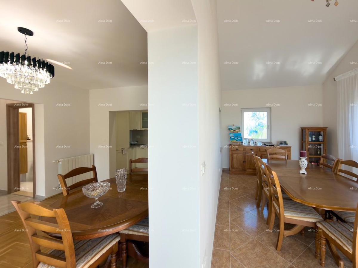 Ližnjan, urejena in popolnoma opremljena hiša z garažo in kletjo