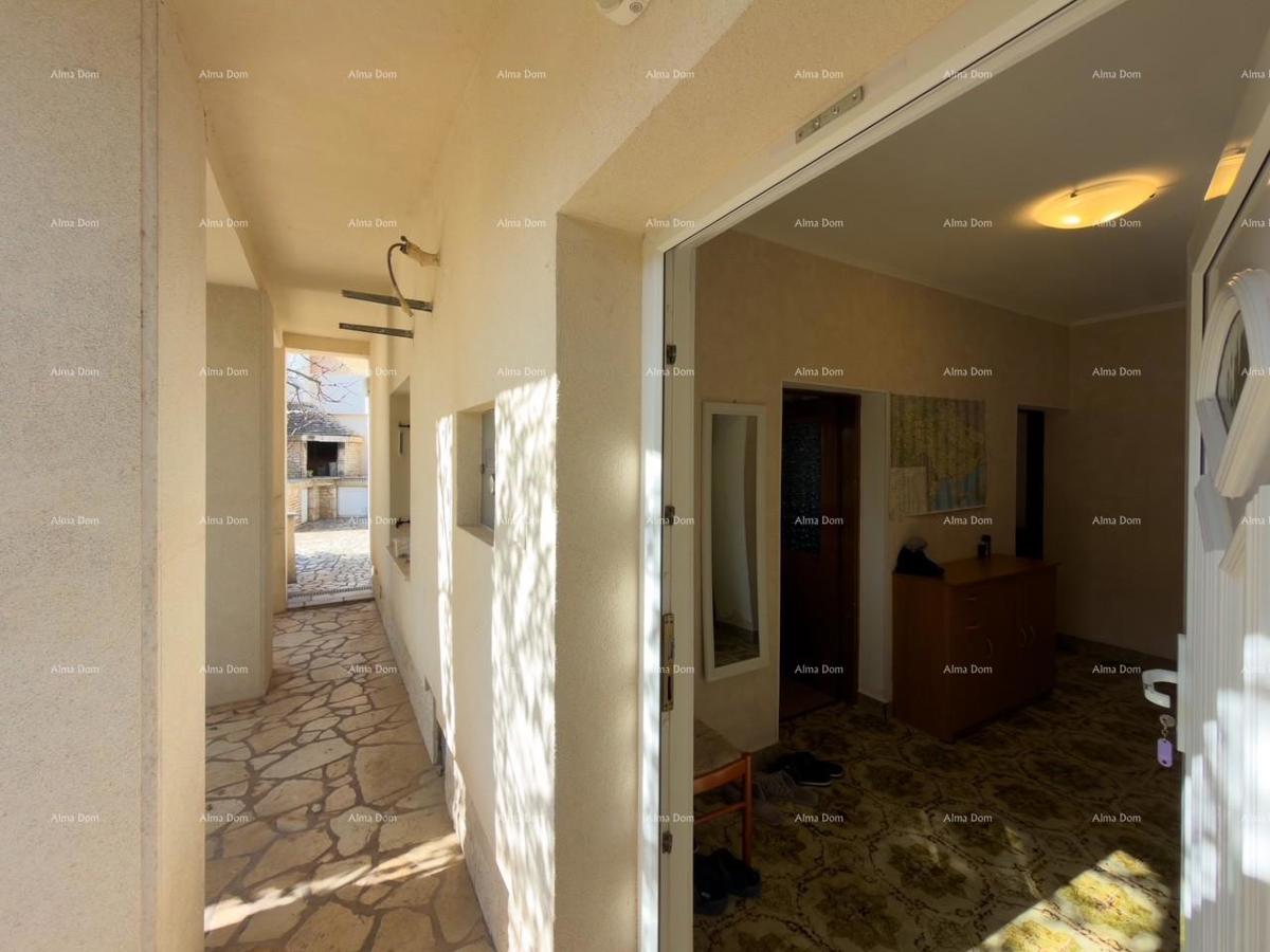 Ližnjan, urejena in popolnoma opremljena hiša z garažo in kletjo