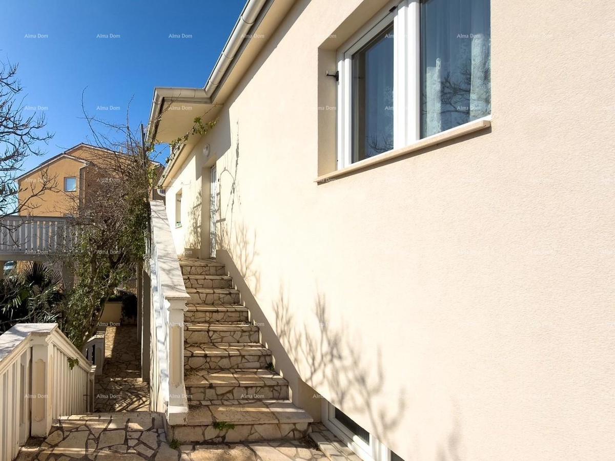 Ližnjan, urejena in popolnoma opremljena hiša z garažo in kletjo