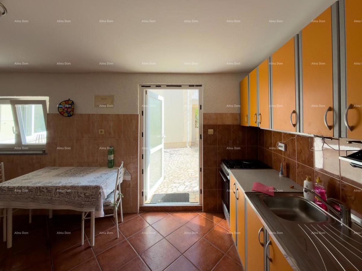 Ližnjan, urejena in popolnoma opremljena hiša z garažo in kletjo