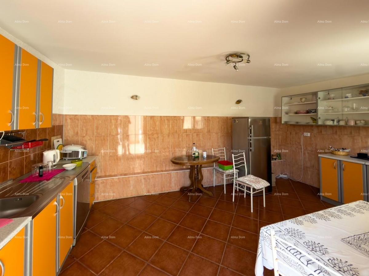 Ližnjan, urejena in popolnoma opremljena hiša z garažo in kletjo