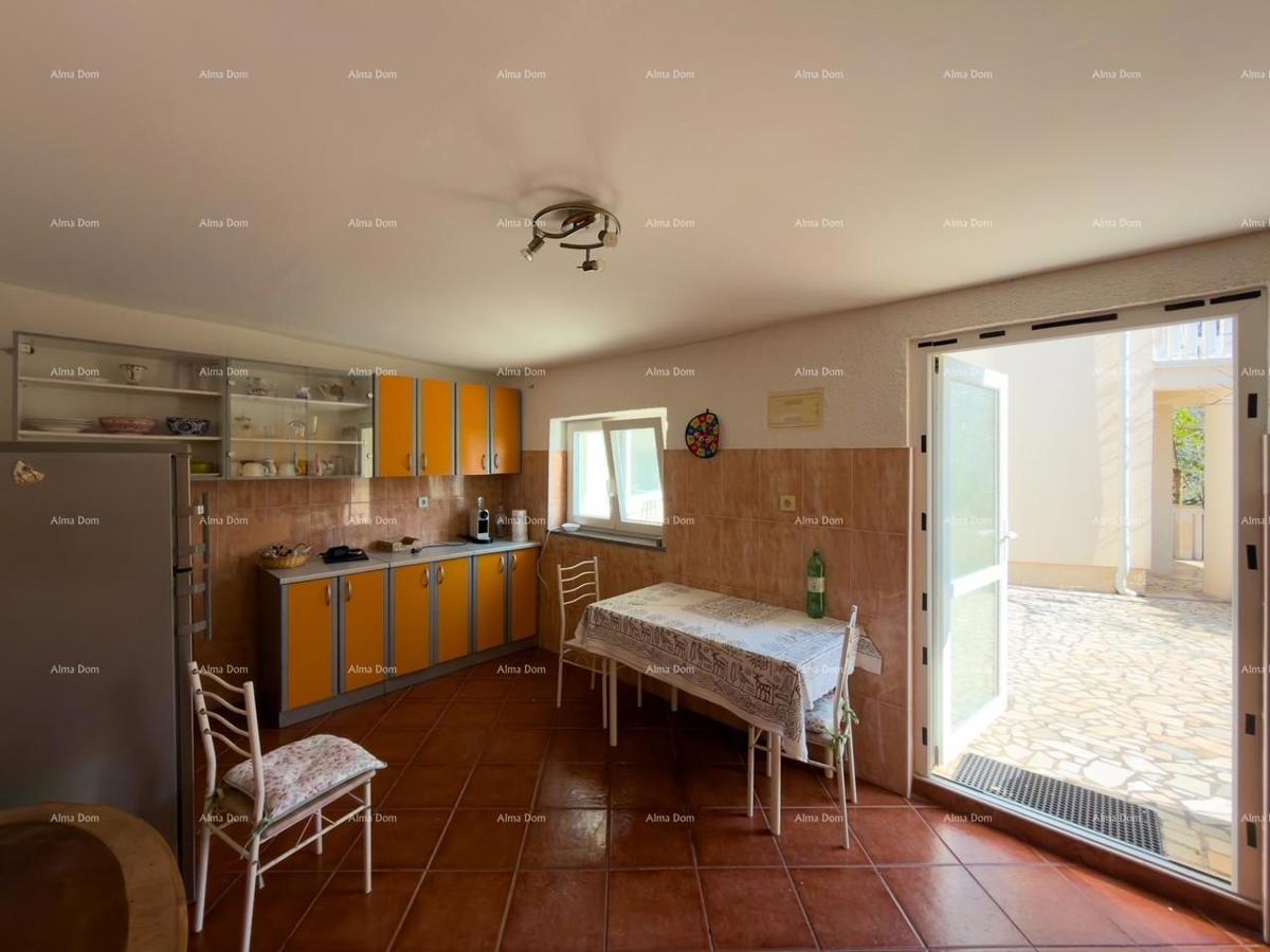 Ližnjan, urejena in popolnoma opremljena hiša z garažo in kletjo