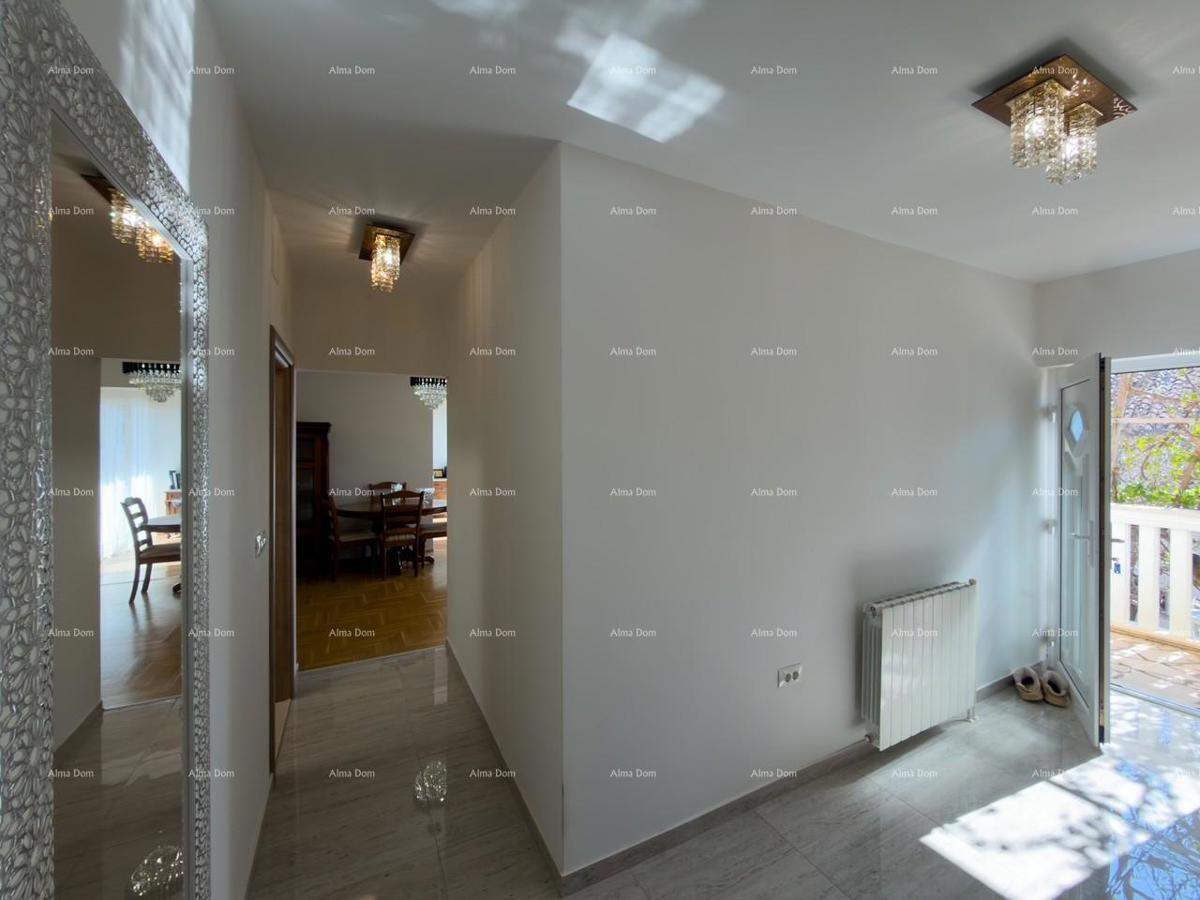 Ližnjan, urejena in popolnoma opremljena hiša z garažo in kletjo