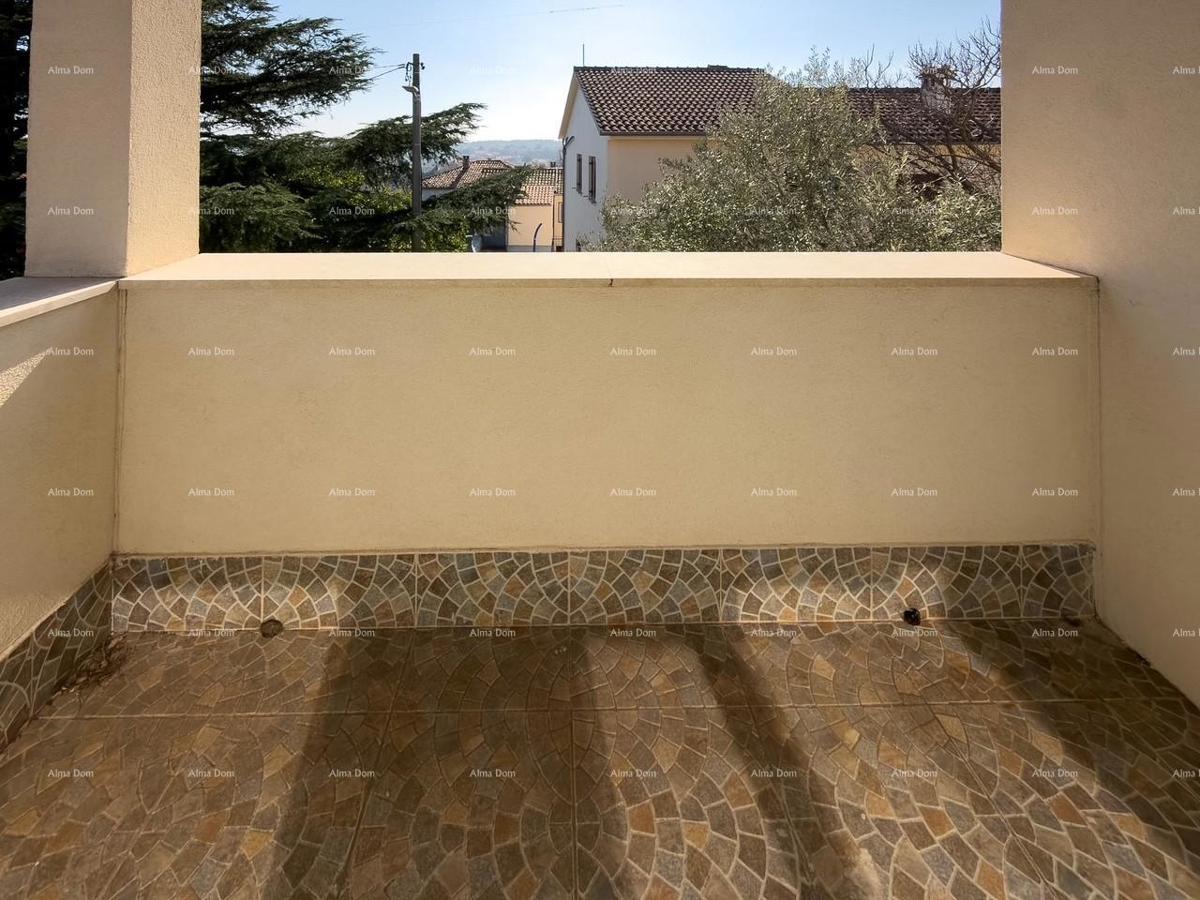 Ližnjan, urejena in popolnoma opremljena hiša z garažo in kletjo