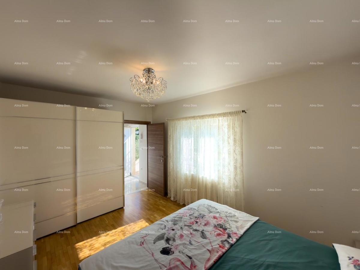 Ližnjan, urejena in popolnoma opremljena hiša z garažo in kletjo