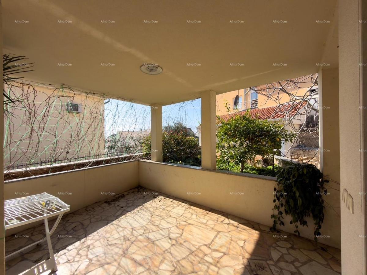 Ližnjan, urejena in popolnoma opremljena hiša z garažo in kletjo