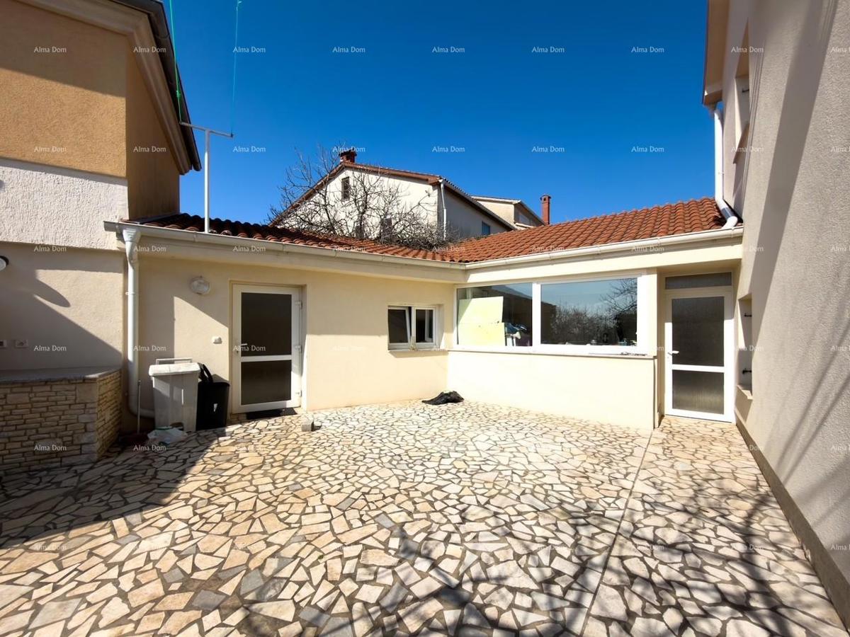 Ližnjan, urejena in popolnoma opremljena hiša z garažo in kletjo