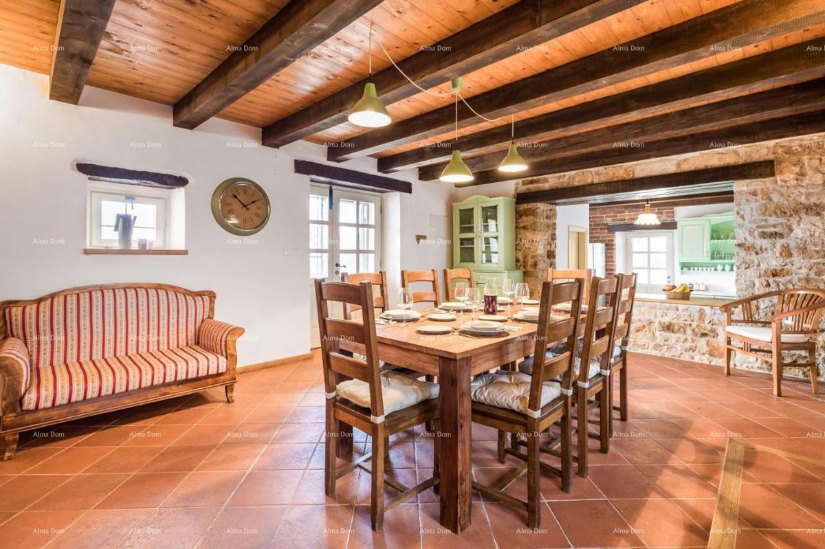 Prekrasna kamnita vila s bazenom v srcu Istre.