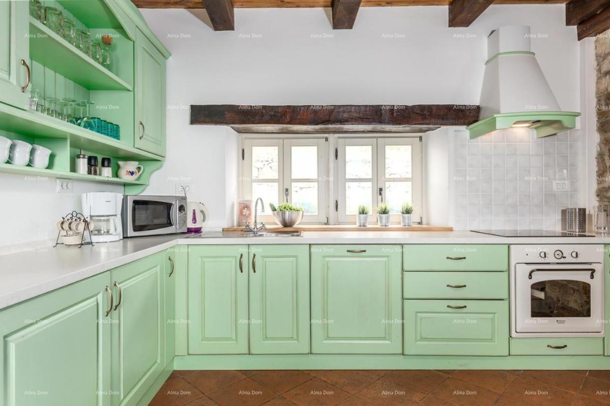 Prekrasna kamnita vila s bazenom v srcu Istre.