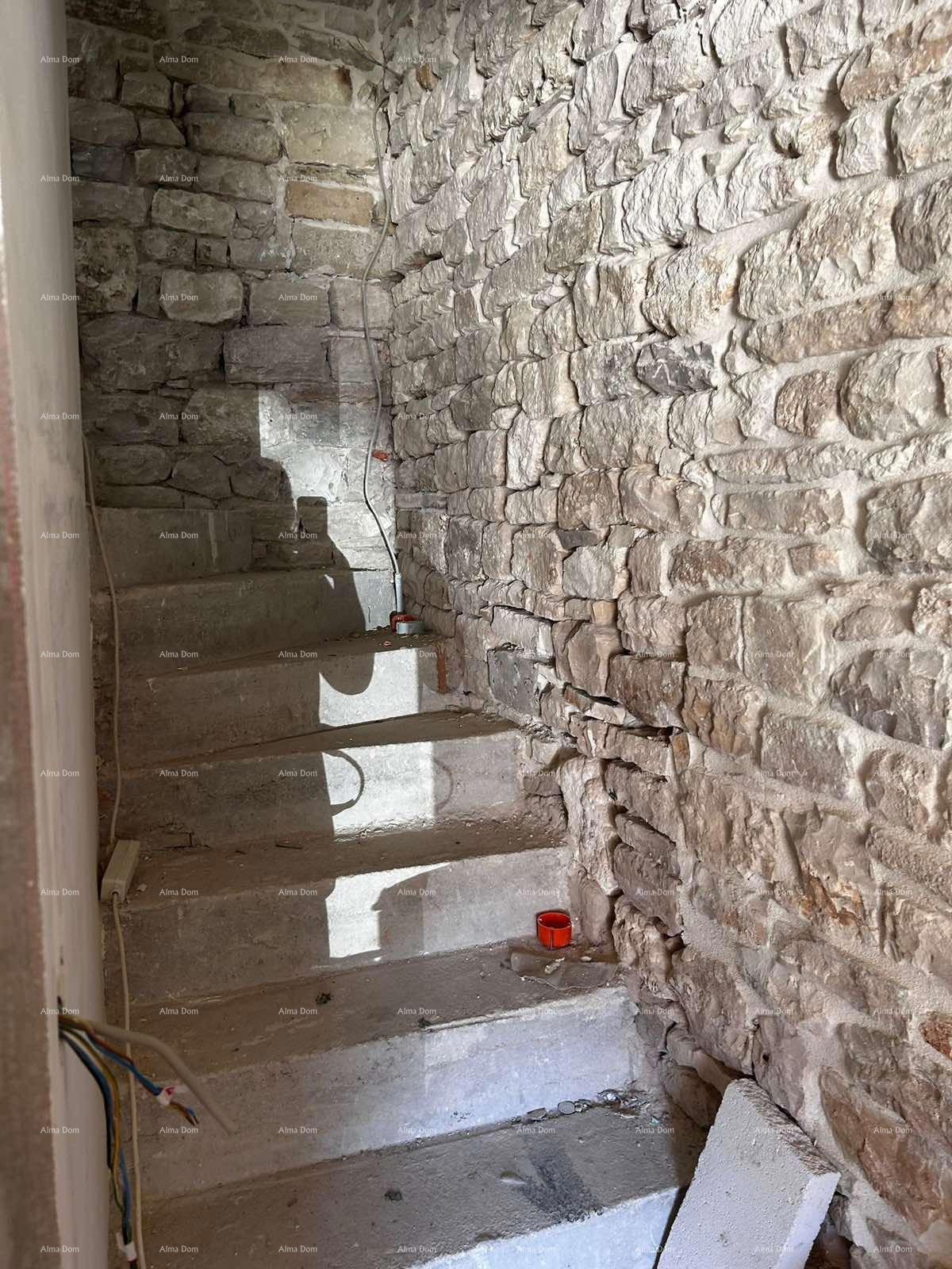 Prodaja ekskluzivnega stanovanja v rustikalnem stilu, na vrhunski lokaciji, v centru Pule!