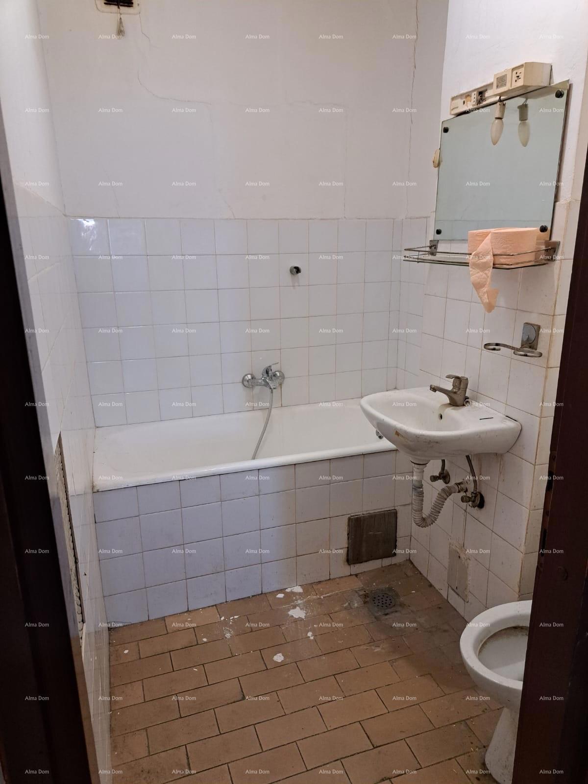 tanovanje za Prenovo, Blizu Mestnega Središča, Pula!
