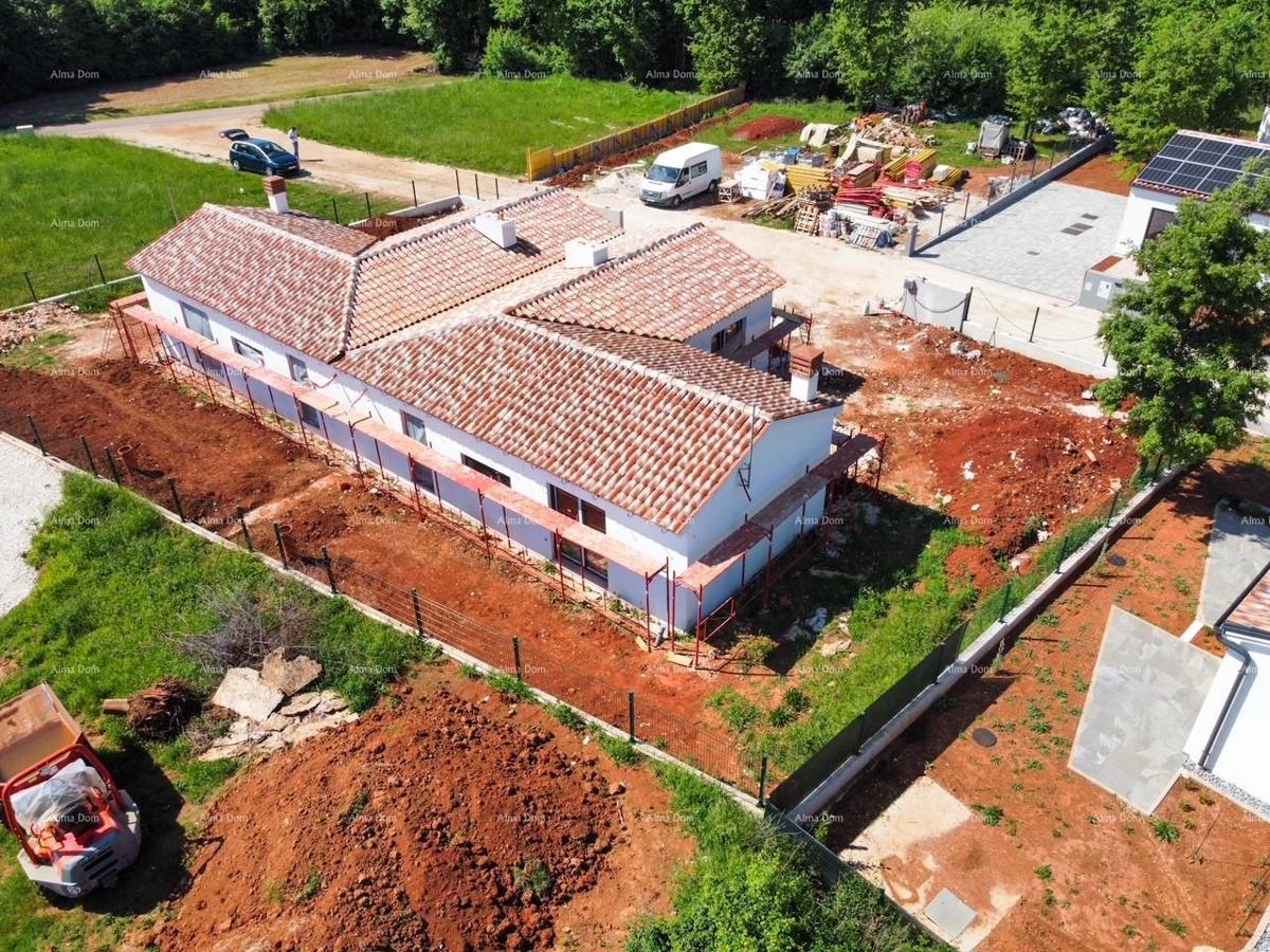 Barban Kožljani, majhna istrska vas, začeta gradnja dveh dvojčkov.