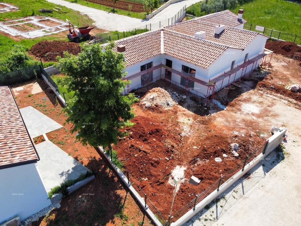 Barban Kožljani, majhna istrska vas, začeta gradnja dveh dvojčkov.