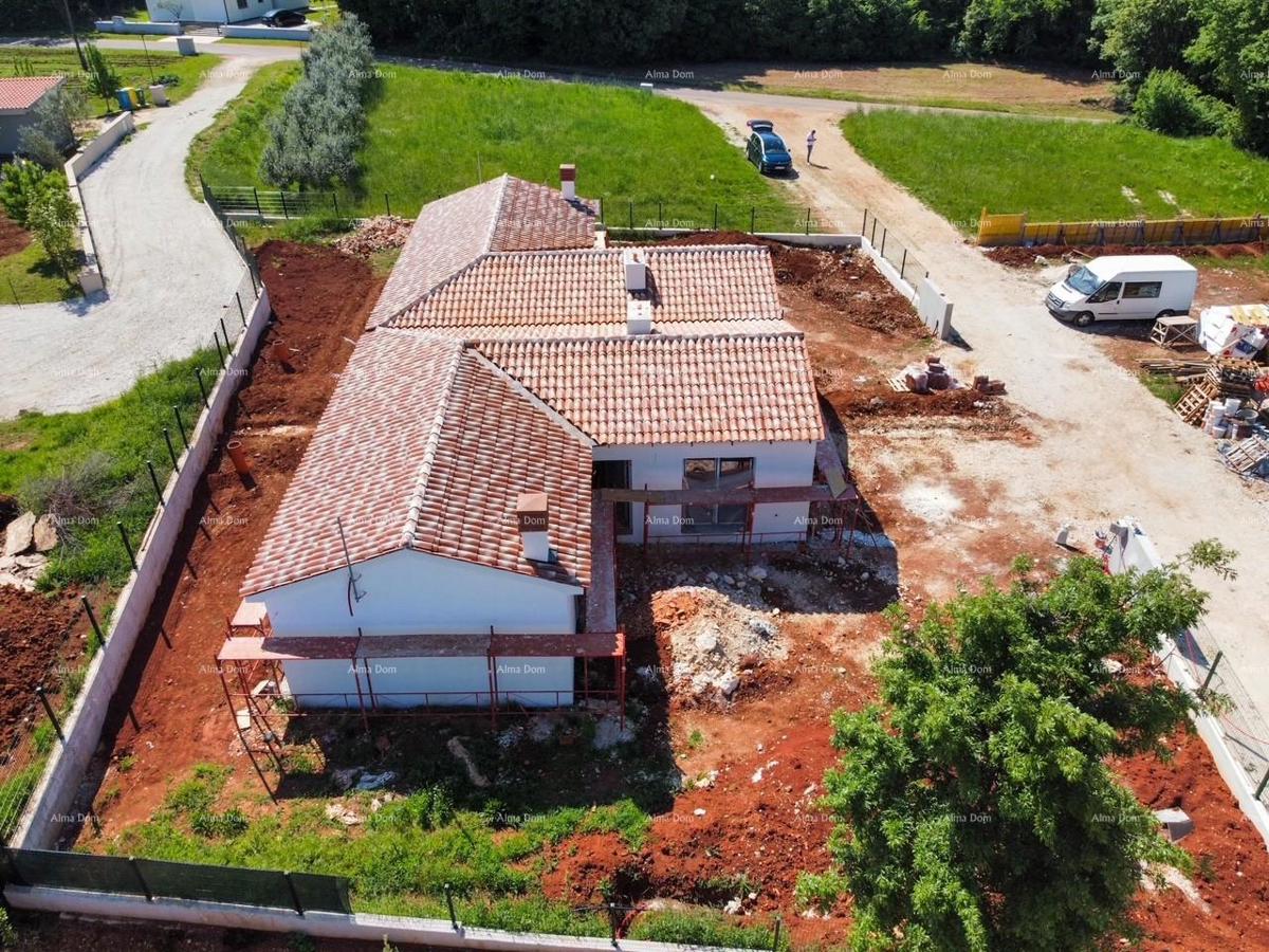 Barban Kožljani, majhna istrska vas, začeta gradnja dveh dvojčkov.