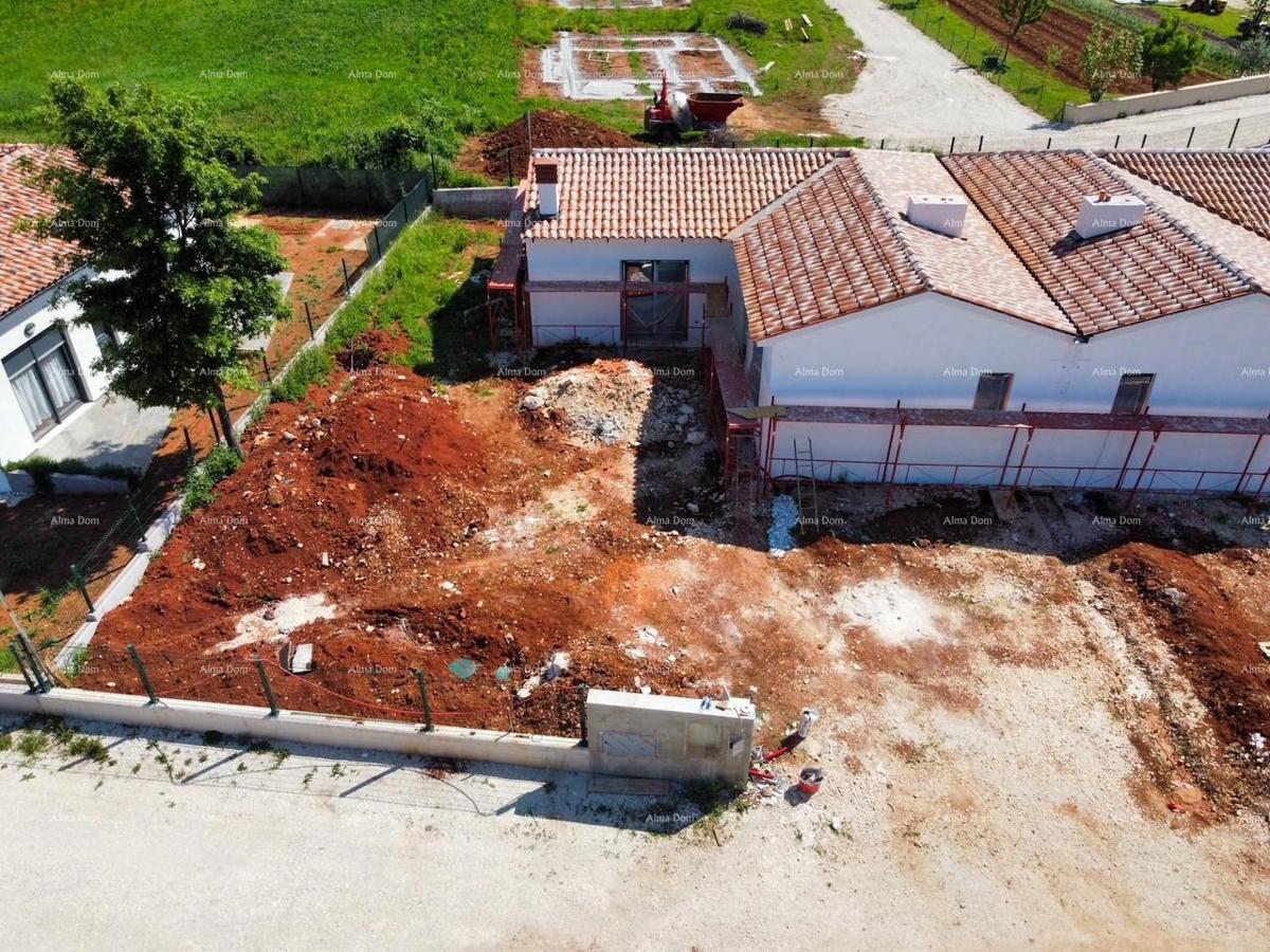 Barban Kožljani, majhna istrska vas, začeta gradnja dveh dvojčkov.