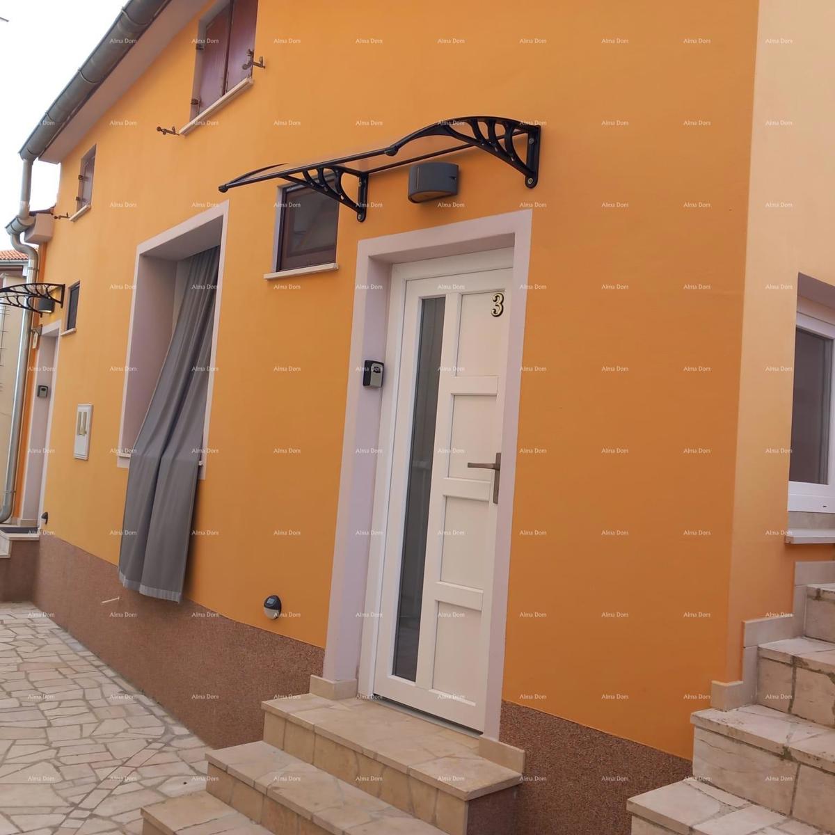 Pješčana Uvala, 200 metrov od plaže in morja, simpatična hišica s tremi apartmaji.