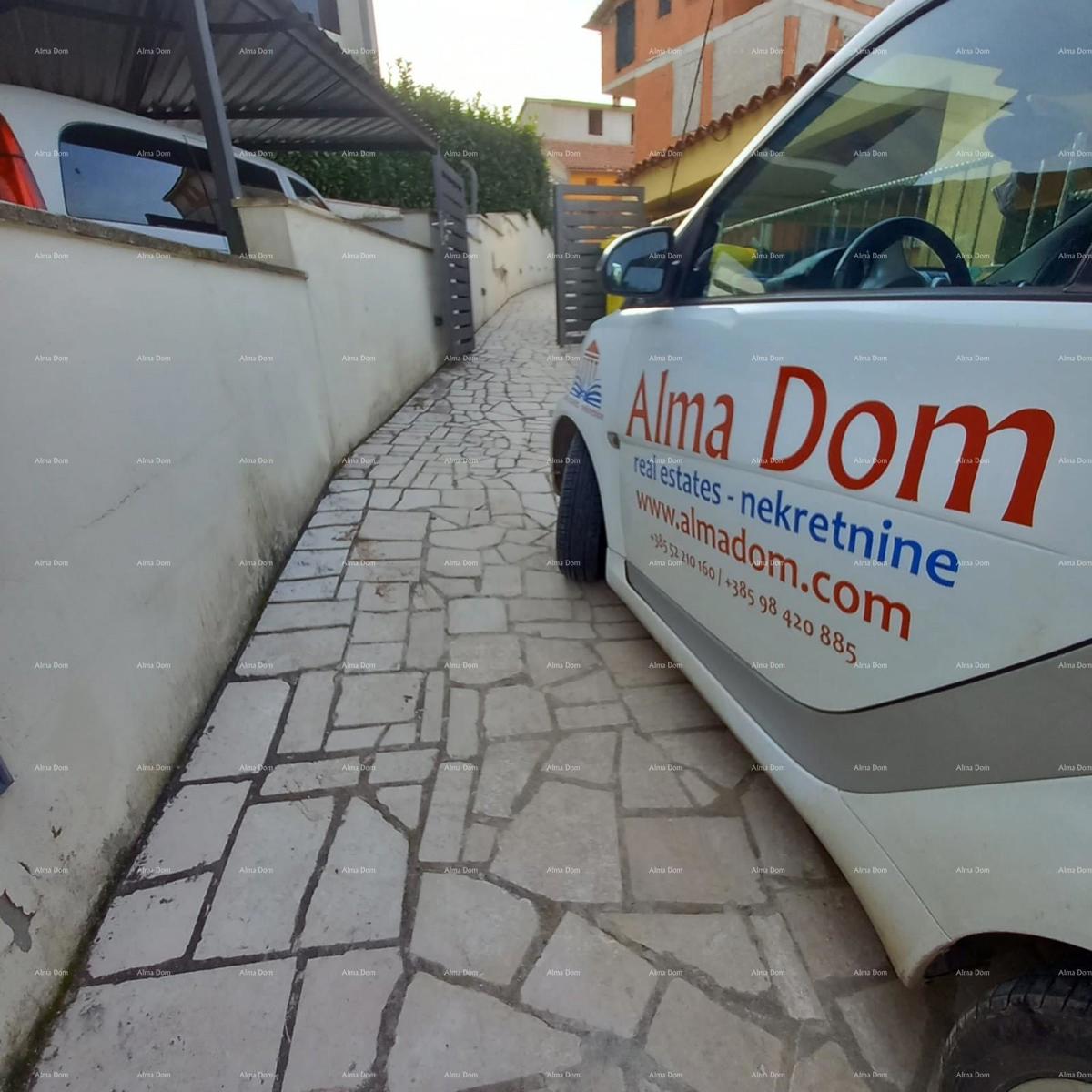 Pješčana Uvala, 200 metrov od plaže in morja, simpatična hišica s tremi apartmaji.