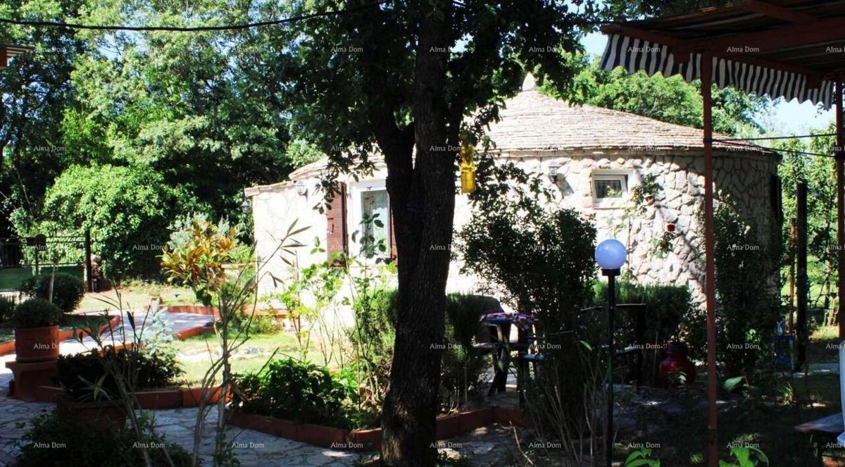 MEDULIN – AVTENTIČNA ISTRSKA HIŠA (KAŽUN) Z VRTOM, 600 M OD MORJA
