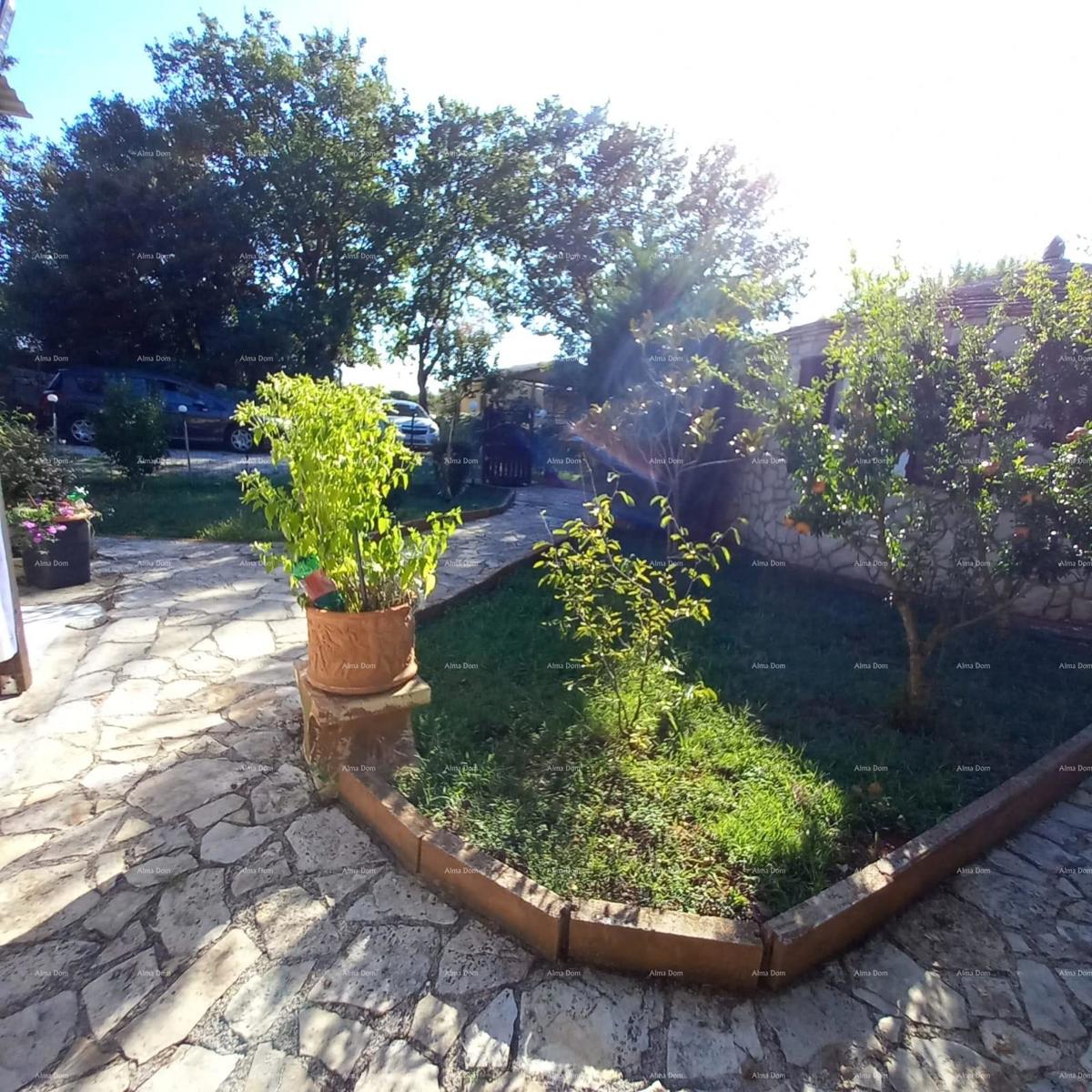 MEDULIN – AVTENTIČNA ISTRSKA HIŠA (KAŽUN) Z VRTOM, 600 M OD MORJA