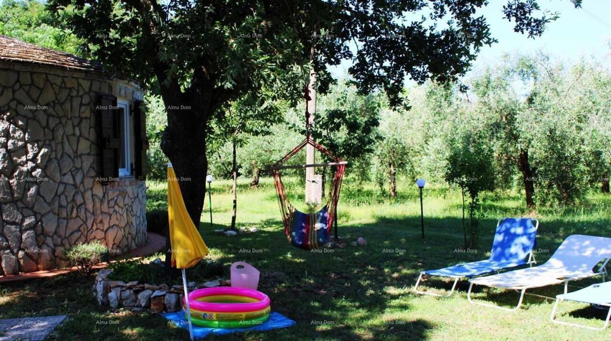 MEDULIN – AVTENTIČNA ISTRSKA HIŠA (KAŽUN) Z VRTOM, 600 M OD MORJA