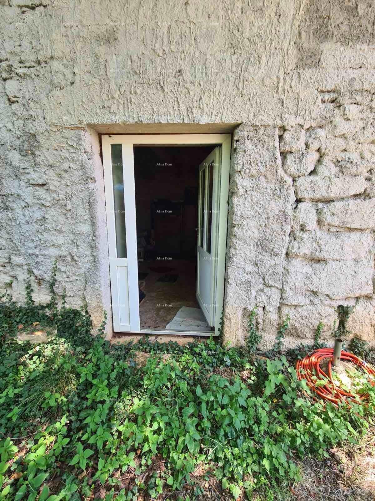 Prodaja hiše z dvoriščem in velikim zemljiščem, Barban
