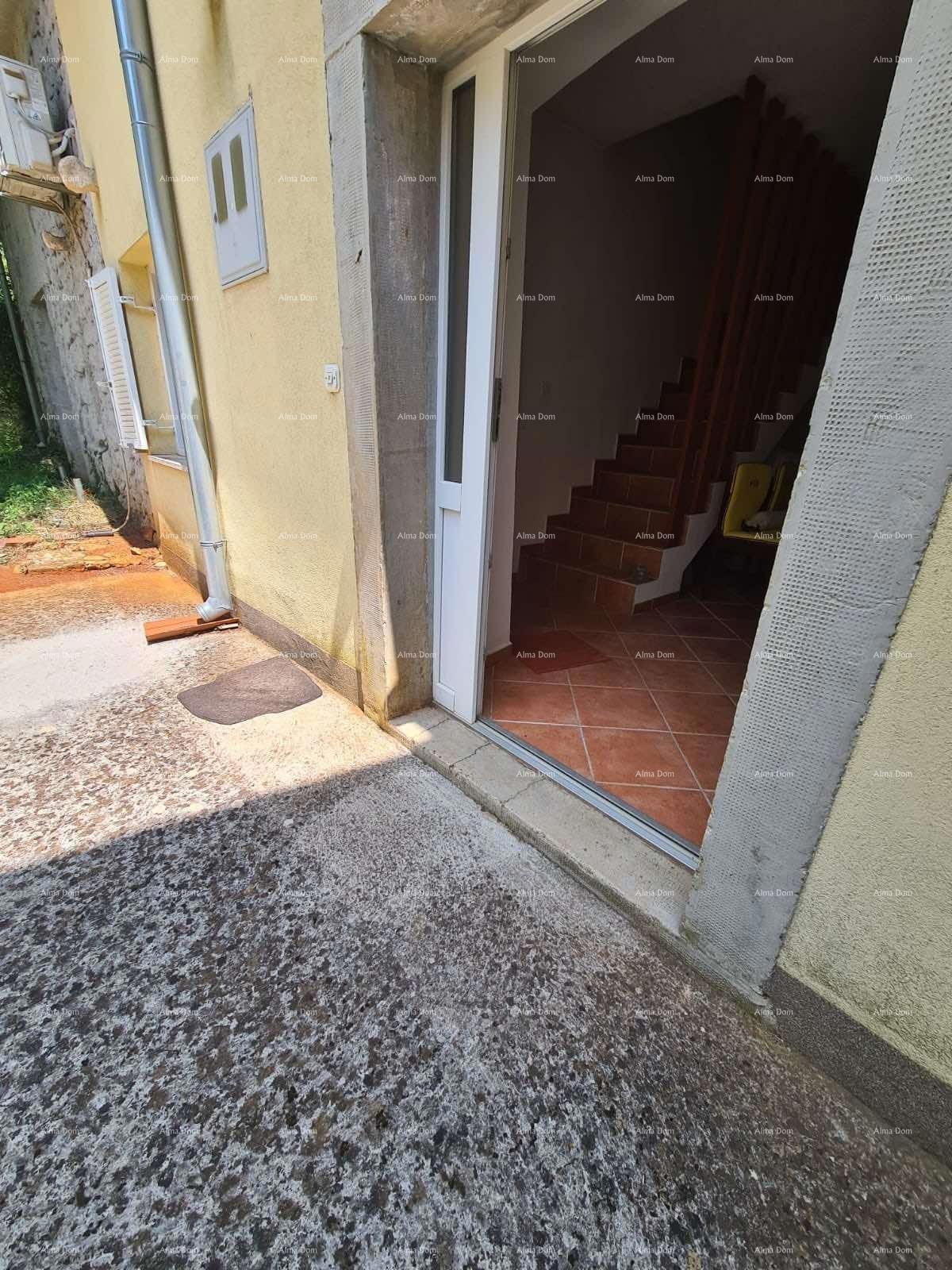 Prodaja hiše z dvoriščem in velikim zemljiščem, Barban