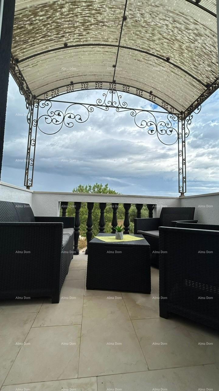 Pula Veli vrh. Prodajamo hišo z več apartmaji in bazenom.