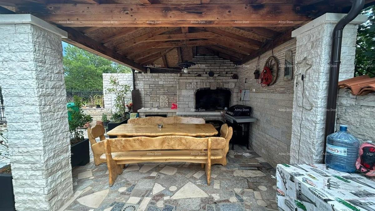 Pula Veli vrh. Prodajamo hišo z več apartmaji in bazenom.