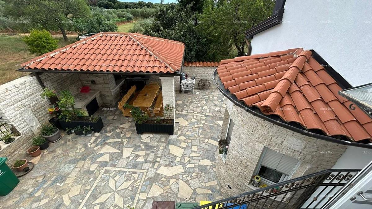 Pula Veli vrh. Prodajamo hišo z več apartmaji in bazenom.