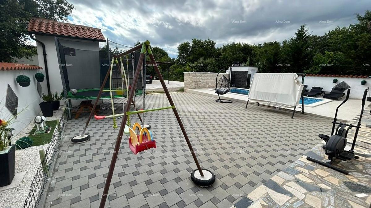 Pula Veli vrh. Prodajamo hišo z več apartmaji in bazenom.