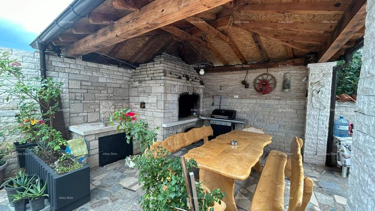 Pula Veli vrh. Prodajamo hišo z več apartmaji in bazenom.