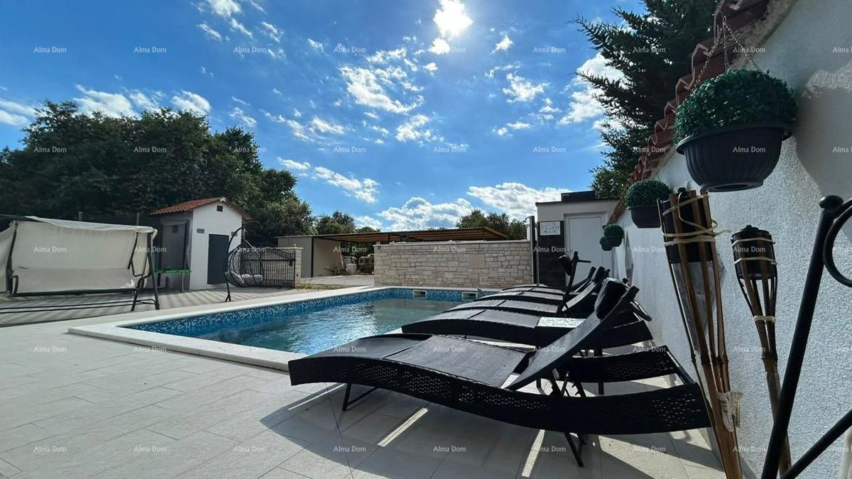 Pula Veli vrh. Prodajamo hišo z več apartmaji in bazenom.