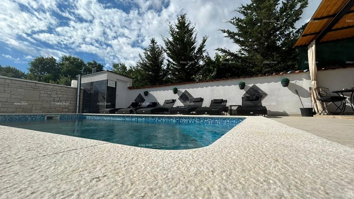 Pula Veli vrh. Prodajamo hišo z več apartmaji in bazenom.