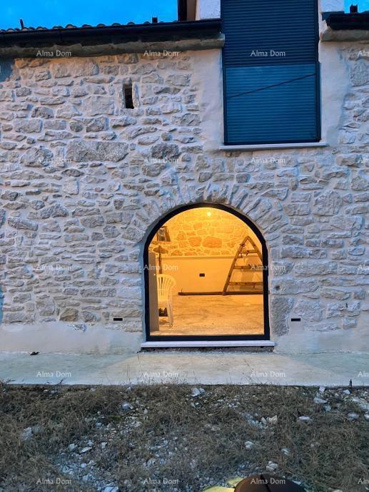 Kamnita Hiša na Prodajo