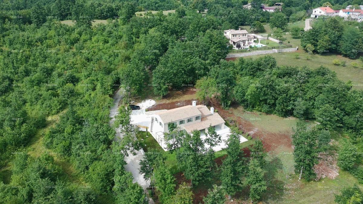 Prodaja - prostorna hiša s bazenom v gradnji, blizu Pazina!