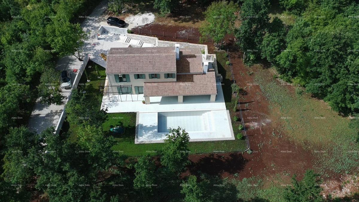 Prodaja - prostorna hiša s bazenom v gradnji, blizu Pazina!