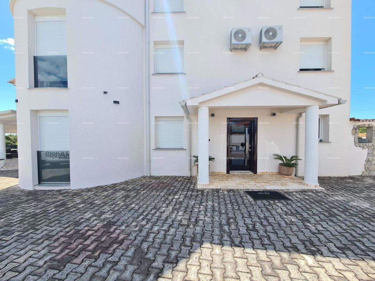 Na prodaju hiša s bazenom – Valtura