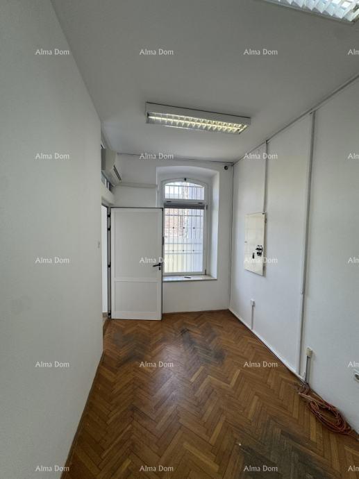 Skladišni prostor z uradi in dvoriščem – Pula