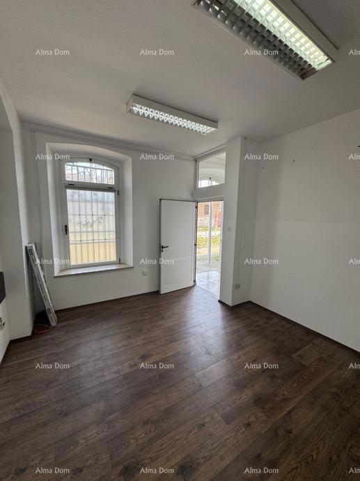 Skladišni prostor z uradi in dvoriščem – Pula