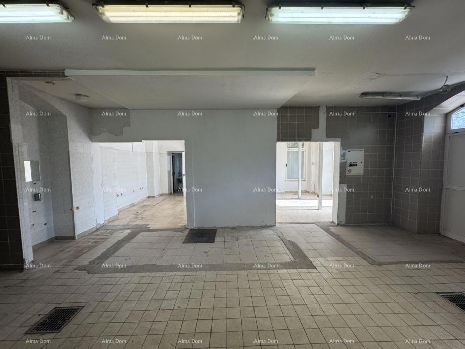 Skladišni prostor z uradi in dvoriščem – Pula