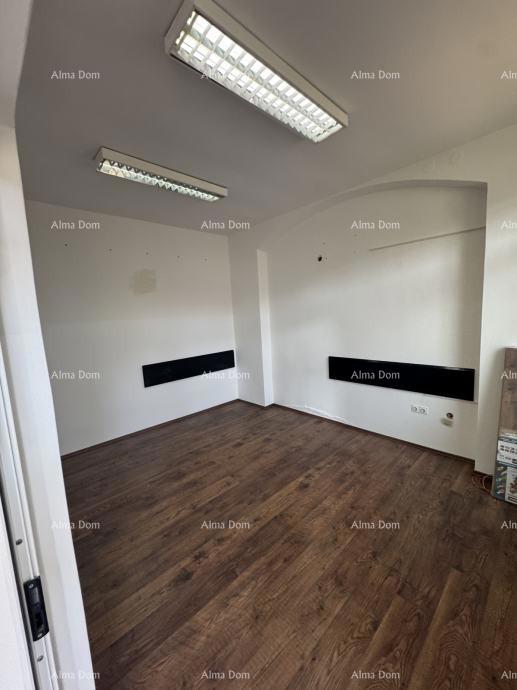 Skladišni prostor z uradi in dvoriščem – Pula