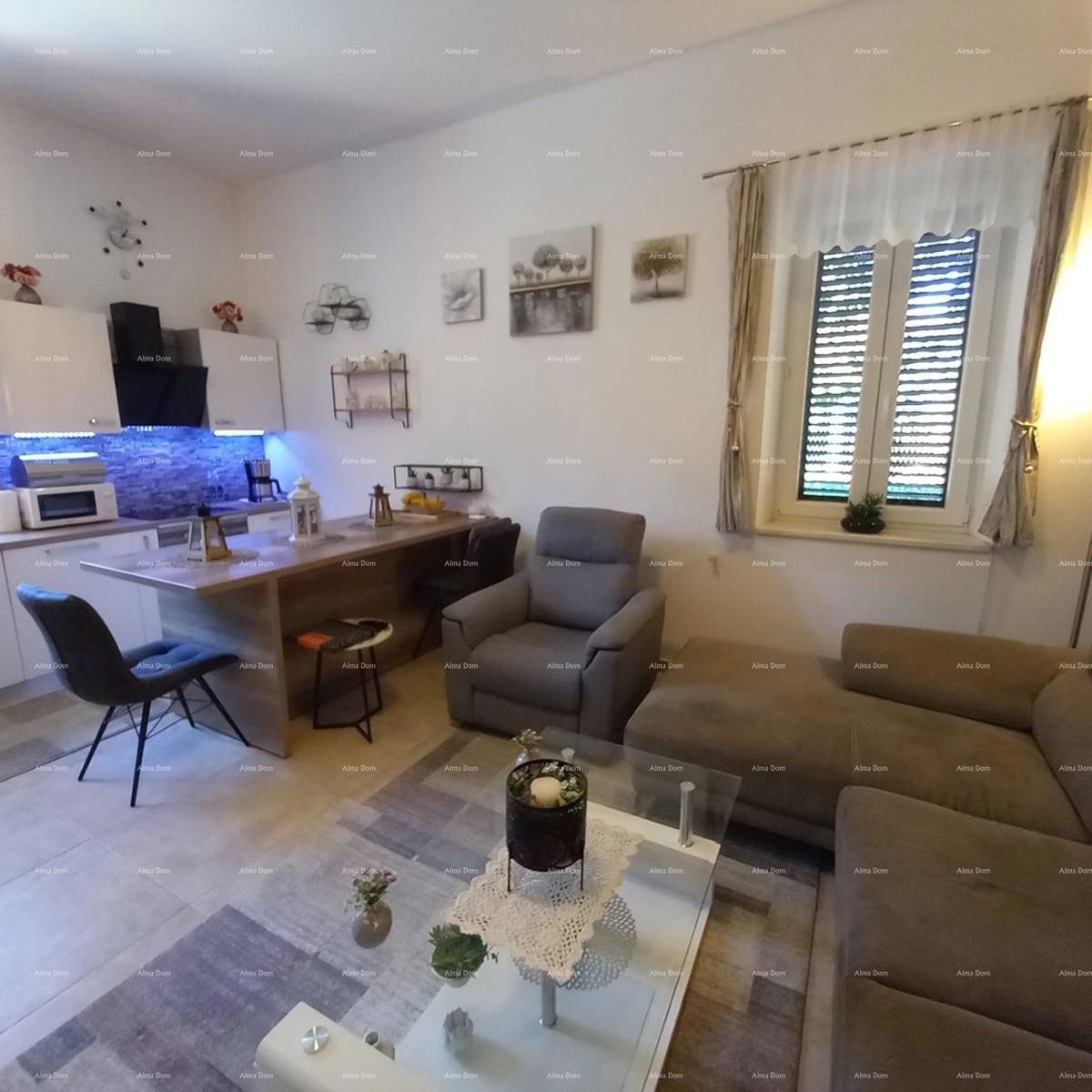 Na prodaju stan z dvoriščem, 250 m od morja